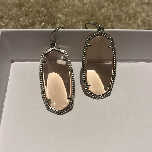 KENDRA SCOTT Elle Rhodium Drop Earrings in Rose Quartz. Excellent condition - Picture 2 of 3